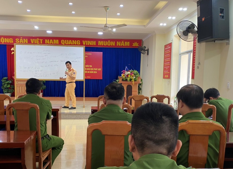 Tập huấn công tác điều tra giải quyết tai nạn giao thông, công tác tuyên truyền  trên địa bàn quận Kiến An